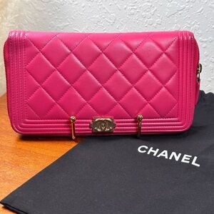 CHANEL le Boy Medium Gusset Zip Around Wallet Black Caviar Leather
Gold CC HW